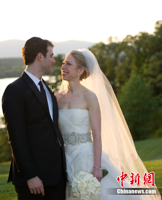克林顿牵手希拉里亮相爱女婚礼 婚宴晚餐是全素