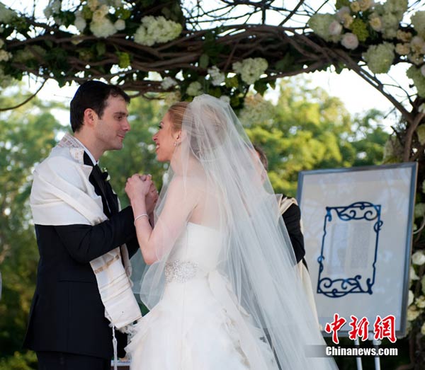 克林顿牵手希拉里亮相爱女婚礼 婚宴晚餐是全素