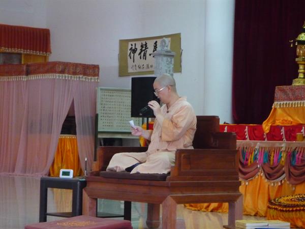 续智法师每天下午为学员作公共小参,回答学员在学习过程中遇到的问题.jpg 2013年9月1日—7日福鼎资国寺禅七报道