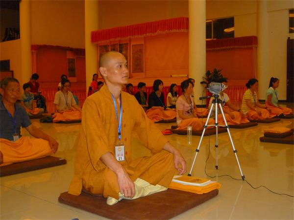 学员认真聆听法师开示.jpg 2013年9月1日—7日福鼎资国寺禅七报道