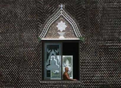 泰国“万瓶寺”:百万废酒瓶建成