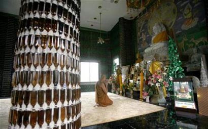 泰国“万瓶寺”:百万废酒瓶建成