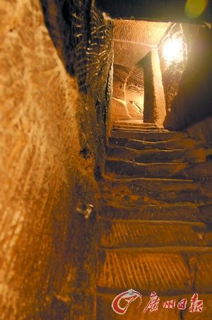 “中国第一立佛”身世成谜 身后有神秘藏兵洞