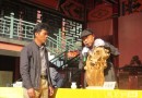 海南沉香博览会专家用高倍放大镜鉴沉香