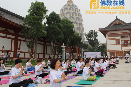 江苏常州市武进区淹城宝林禅寺举行千人瑜伽盛会(图)