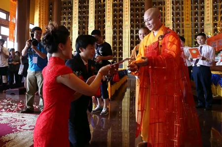 婚姻与信仰结合 山东烟台合卢寺为新人举行佛化婚礼