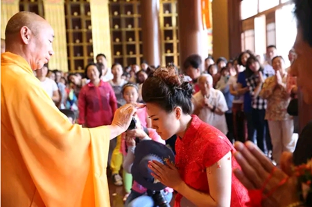 婚姻与信仰结合 山东烟台合卢寺为新人举行佛化婚礼