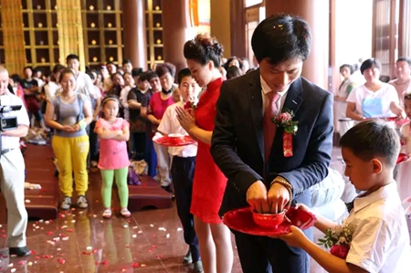 婚姻与信仰结合 山东烟台合卢寺为新人举行佛化婚礼