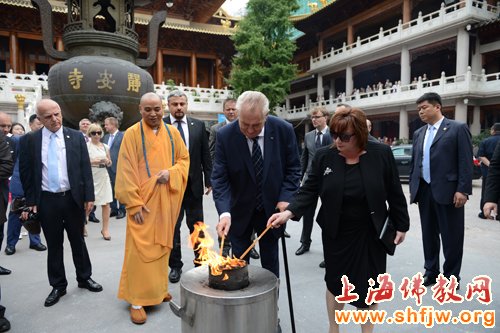 捷克总统泽曼参访上海静安寺 慧明法师热情接待